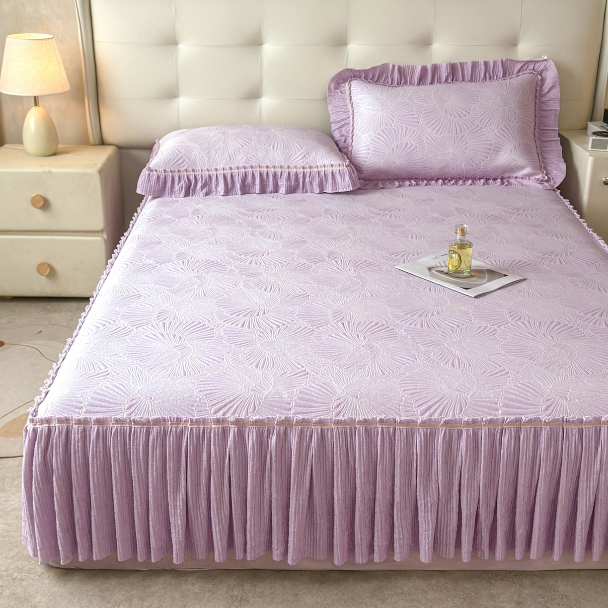 91家纺网 家纺一手货源 找家纺 牵梦萦家纺 2026新款立体浮雕压花工艺凉感豆豆凉席-床裙款 银杏叶-紫色