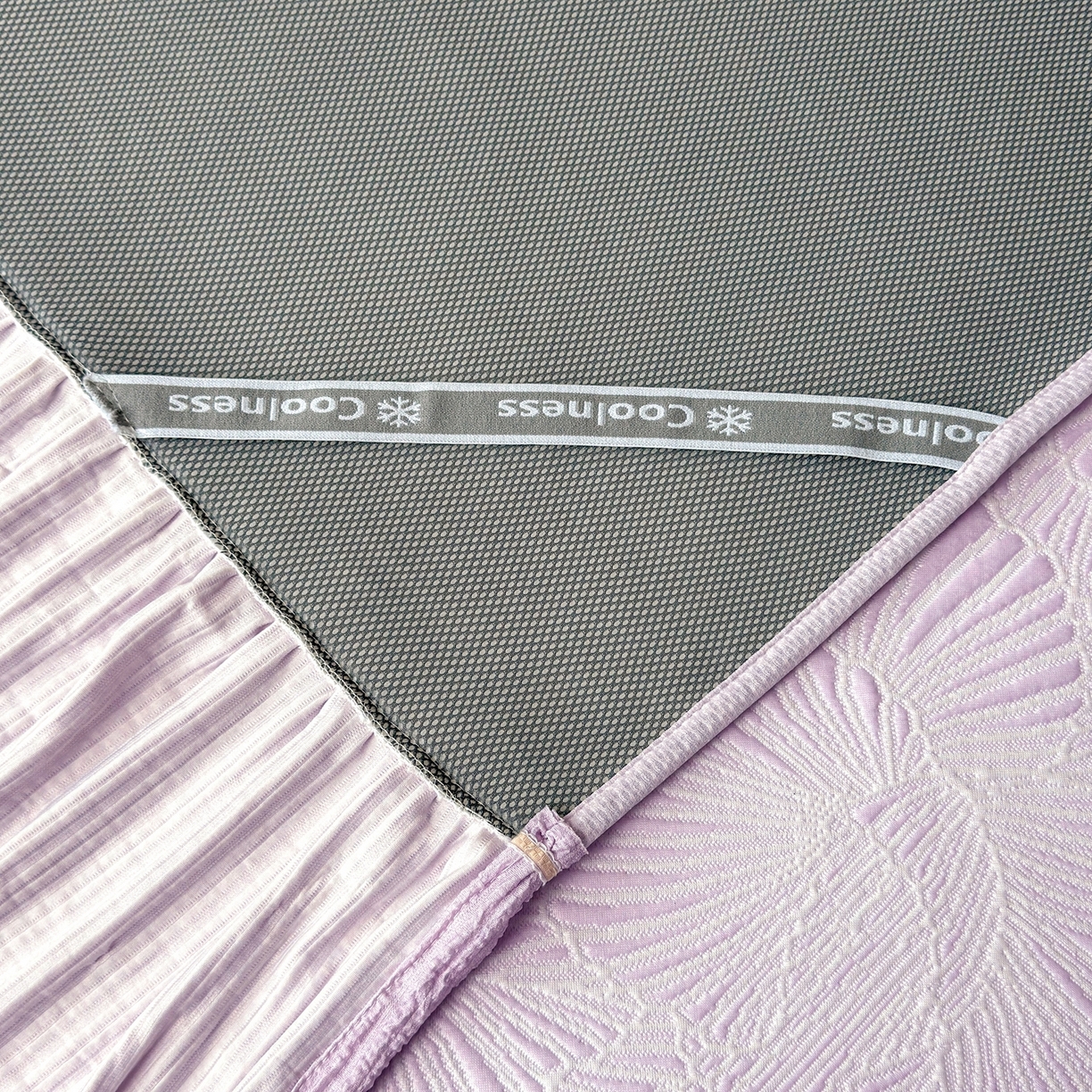 91家纺网 家纺一手货源 找家纺 牵梦萦家纺 2026新款立体浮雕压花工艺凉感豆豆凉席-床裙款 银杏叶-紫色