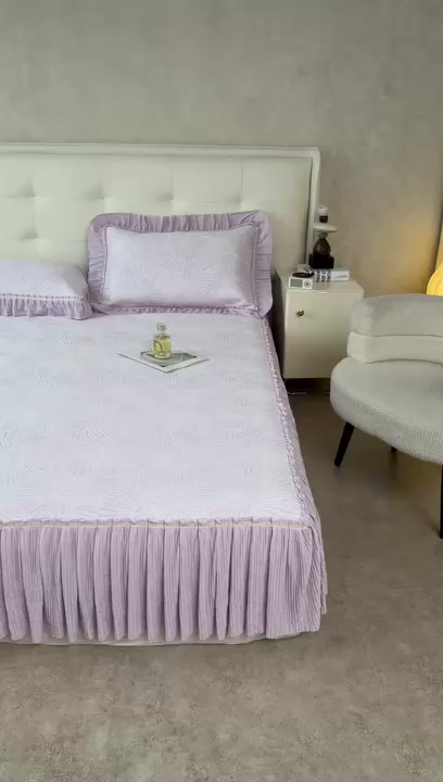 91家纺网 家纺一手货源 找家纺 牵梦萦家纺 2026新款立体浮雕压花工艺凉感豆豆凉席-床裙款 银杏叶-紫色