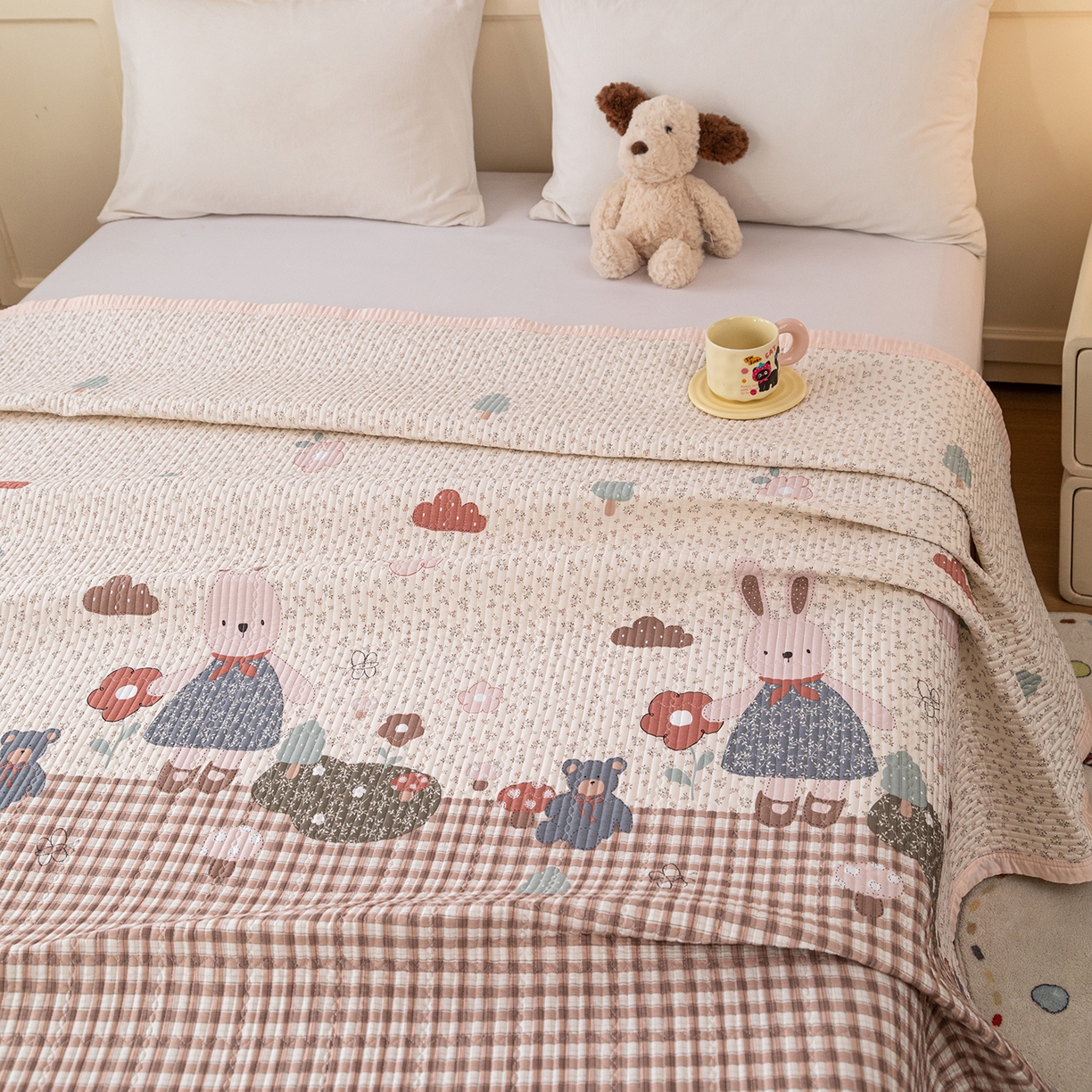 91家纺网 家纺一手货源 找家纺 源舜家纺 2026新款天丝莫代尔大版凉感床盖 抱抱兔