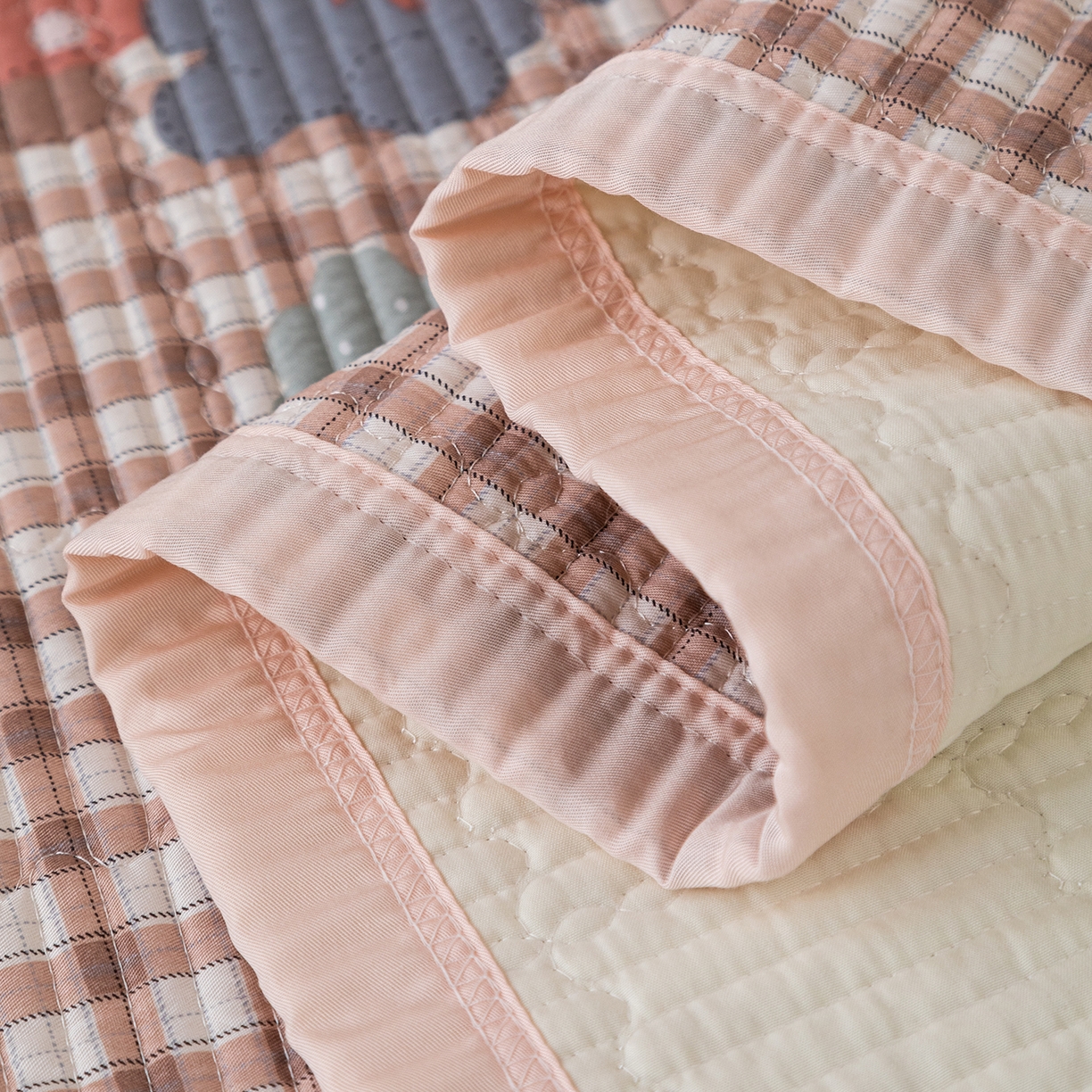 91家纺网 家纺一手货源 找家纺 源舜家纺 2026新款天丝莫代尔大版凉感床盖 抱抱兔