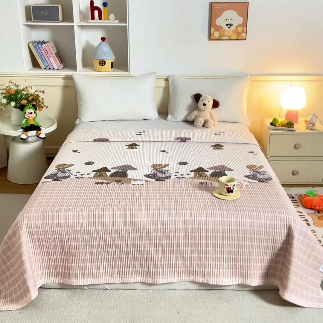 91家纺网 家纺一手货源 找家纺 源舜家纺 2026新款天丝莫代尔大版凉感床盖 蘑菇女孩