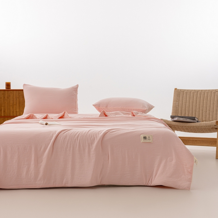 91家纺网 家纺一手货源 找家纺 迪梵家纺 2026新款A类无印风水洗棉格子纯色夏凉被大豆夏被空调被薄被（带买家秀） 奶油粉