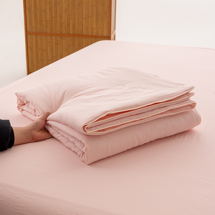 91家纺网 家纺一手货源 找家纺 迪梵家纺 2026新款A类无印风水洗棉格子纯色夏凉被大豆夏被空调被薄被（带买家秀） 奶油粉