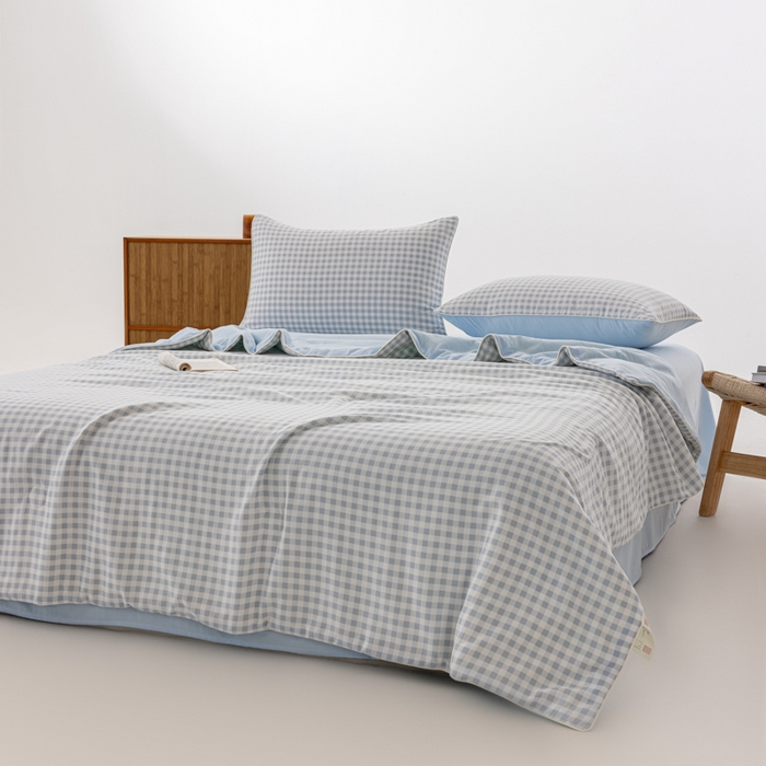 91家纺网 家纺一手货源 找家纺 迪梵家纺 2026新款A类无印风水洗棉格子纯色夏凉被大豆夏被空调被薄被（带买家秀） 浅蓝小格