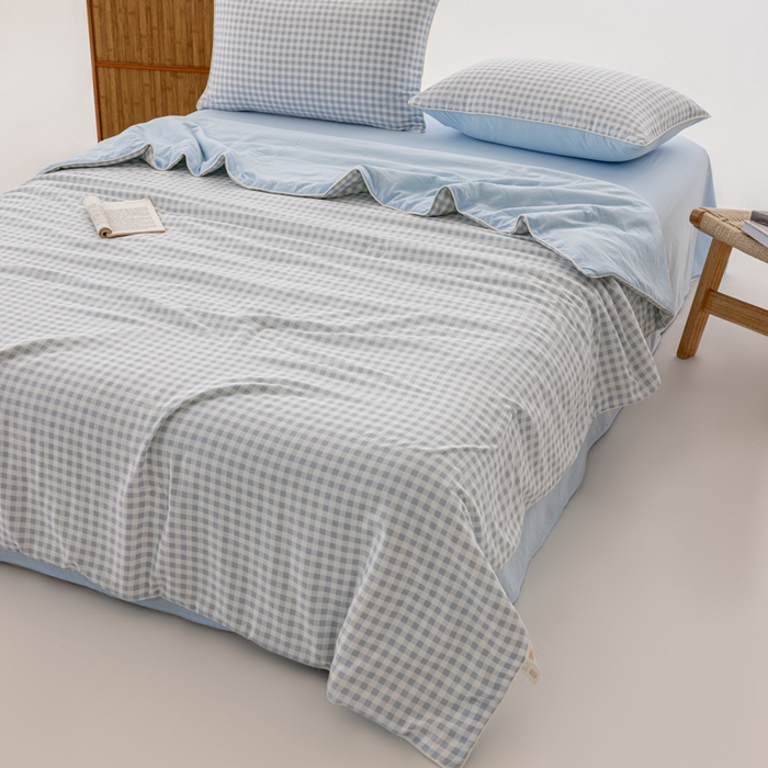 91家纺网 家纺一手货源 找家纺 迪梵家纺 2026新款A类无印风水洗棉格子纯色夏凉被大豆夏被空调被薄被（带买家秀） 浅蓝小格