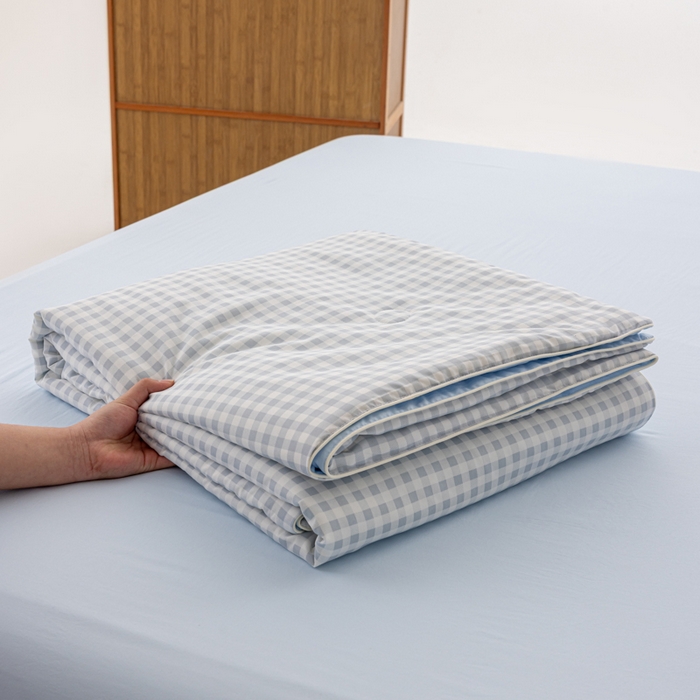 91家纺网 家纺一手货源 找家纺 迪梵家纺 2026新款A类无印风水洗棉格子纯色夏凉被大豆夏被空调被薄被（带买家秀） 浅蓝小格