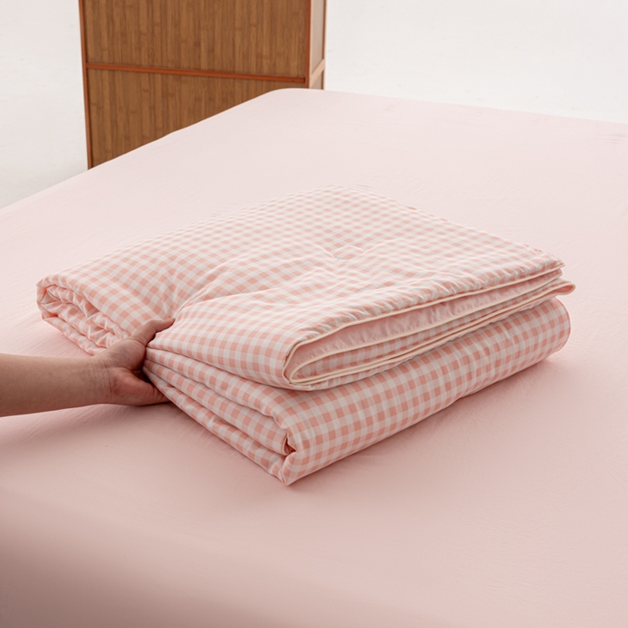 91家纺网 家纺一手货源 找家纺 迪梵家纺 2026新款A类无印风水洗棉格子纯色夏凉被大豆夏被空调被薄被（带买家秀） 玉小格