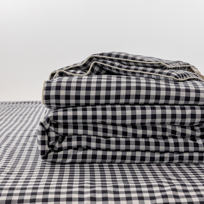 91家纺网 家纺一手货源 找家纺 迪梵家纺 2026新款A类无印风水洗棉格子纯色夏凉被大豆夏被空调被薄被（带买家秀） 黑小格