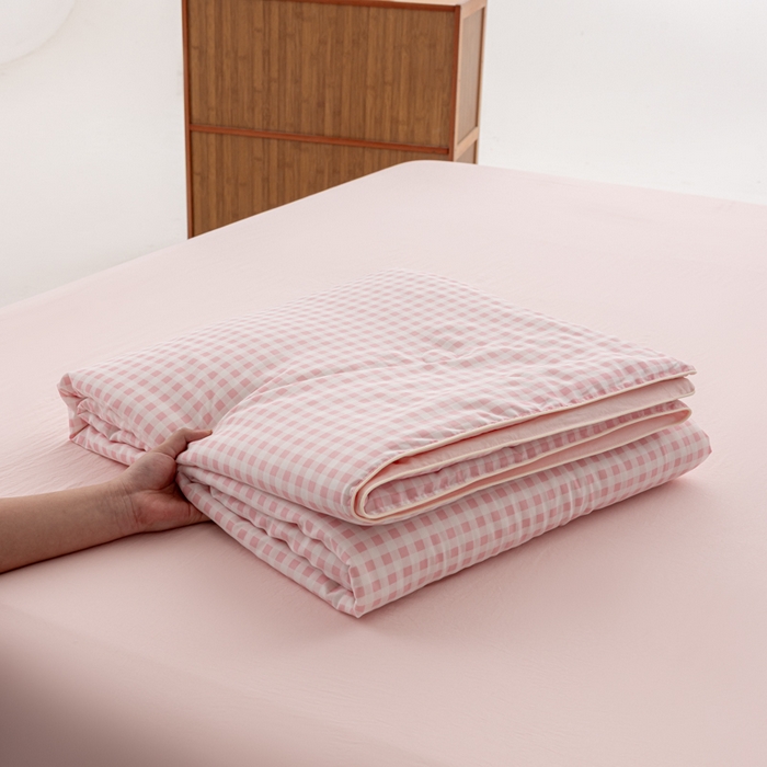 91家纺网 家纺一手货源 找家纺 迪梵家纺 2026新款A类无印风水洗棉格子纯色夏凉被大豆夏被空调被薄被（带买家秀） 红小格