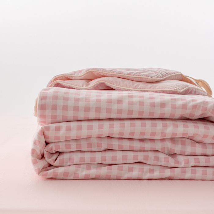 91家纺网 家纺一手货源 找家纺 迪梵家纺 2026新款A类无印风水洗棉格子纯色夏凉被大豆夏被空调被薄被（带买家秀） 红小格