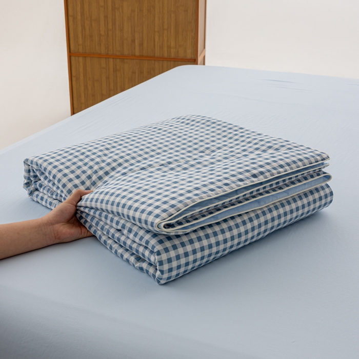 91家纺网 家纺一手货源 找家纺 迪梵家纺 2026新款A类无印风水洗棉格子纯色夏凉被大豆夏被空调被薄被（带买家秀） 蓝小格