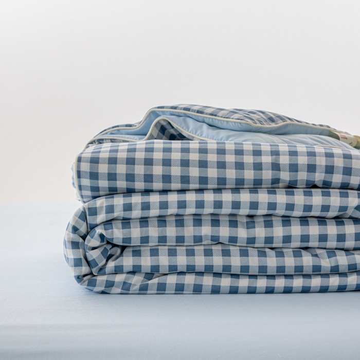 91家纺网 家纺一手货源 找家纺 迪梵家纺 2026新款A类无印风水洗棉格子纯色夏凉被大豆夏被空调被薄被（带买家秀） 蓝小格