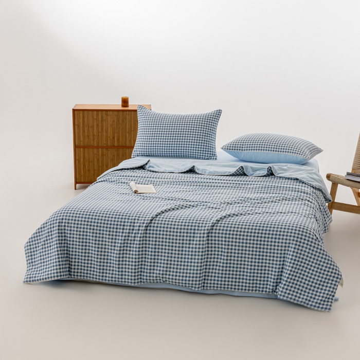 91家纺网 家纺一手货源 找家纺 迪梵家纺 2026新款A类无印风水洗棉格子纯色夏凉被大豆夏被空调被薄被（带买家秀） 蓝小格