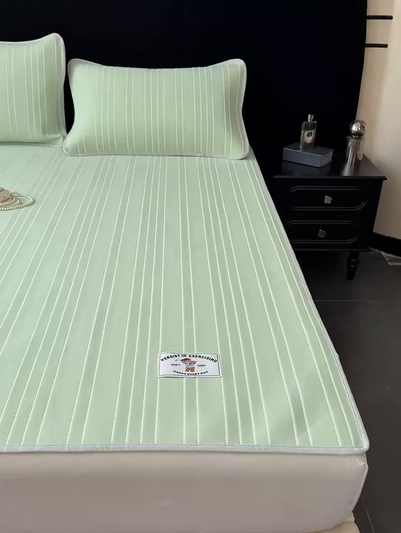 91家纺网 家纺一手货源 找家纺 麋兔 2026新款纯色朵朵小熊冰蚕丝软席 云海绿