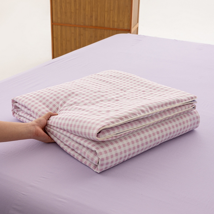91家纺网 家纺一手货源 找家纺 迪梵家纺 2026新款A类无印风水洗棉格子纯色夏凉被大豆夏被空调被薄被（带买家秀） 紫小格