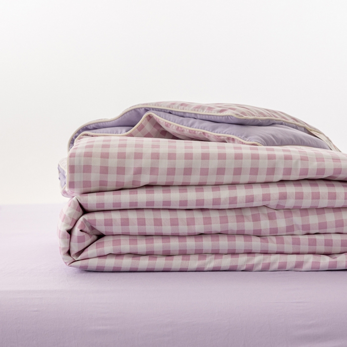 91家纺网 家纺一手货源 找家纺 迪梵家纺 2026新款A类无印风水洗棉格子纯色夏凉被大豆夏被空调被薄被（带买家秀） 紫小格