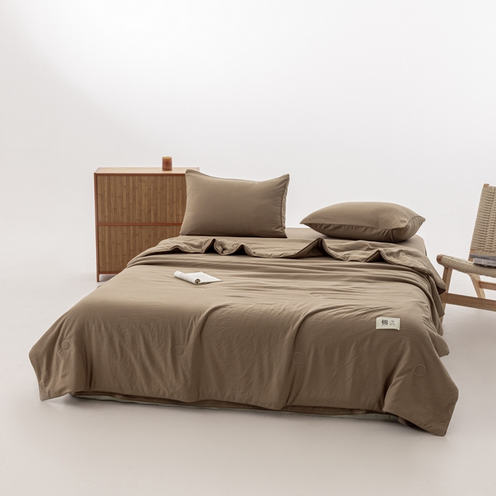 91家纺网 家纺一手货源 找家纺 迪梵家纺 2026新款A类无印风水洗棉格子纯色夏凉被大豆夏被空调被薄被（带买家秀） 焦糖棕