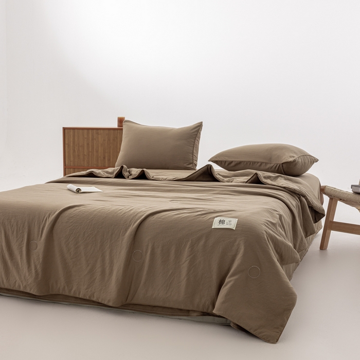 91家纺网 家纺一手货源 找家纺 迪梵家纺 2026新款A类无印风水洗棉格子纯色夏凉被大豆夏被空调被薄被（带买家秀） 焦糖棕