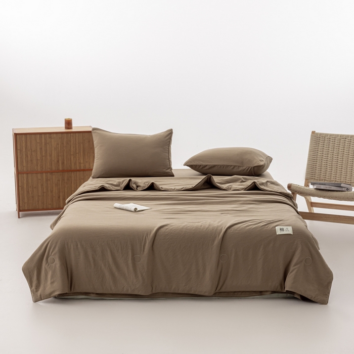 91家纺网 家纺一手货源 找家纺 迪梵家纺 2026新款A类无印风水洗棉格子纯色夏凉被大豆夏被空调被薄被（带买家秀） 焦糖棕