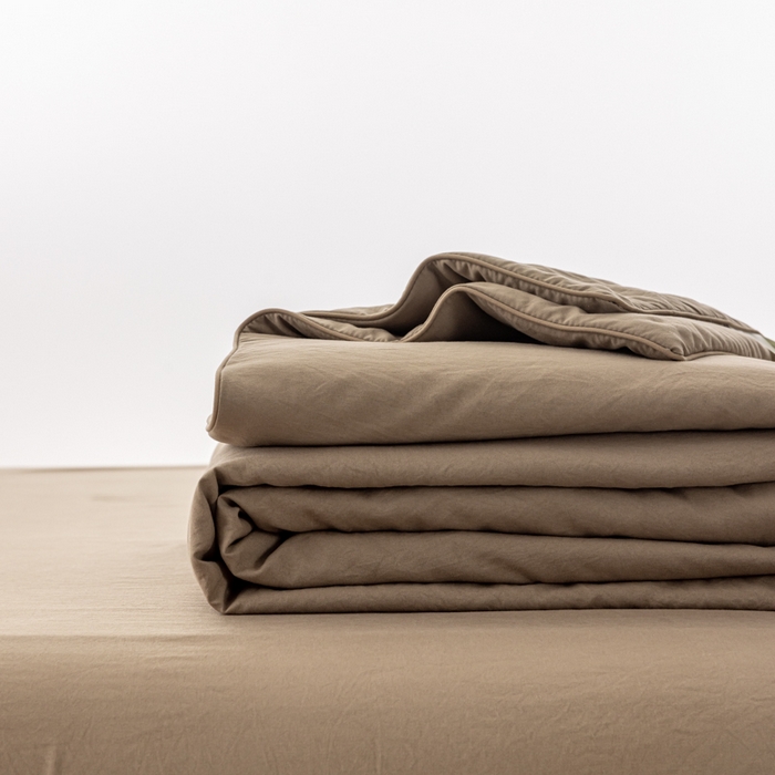 91家纺网 家纺一手货源 找家纺 迪梵家纺 2026新款A类无印风水洗棉格子纯色夏凉被大豆夏被空调被薄被（带买家秀） 焦糖棕