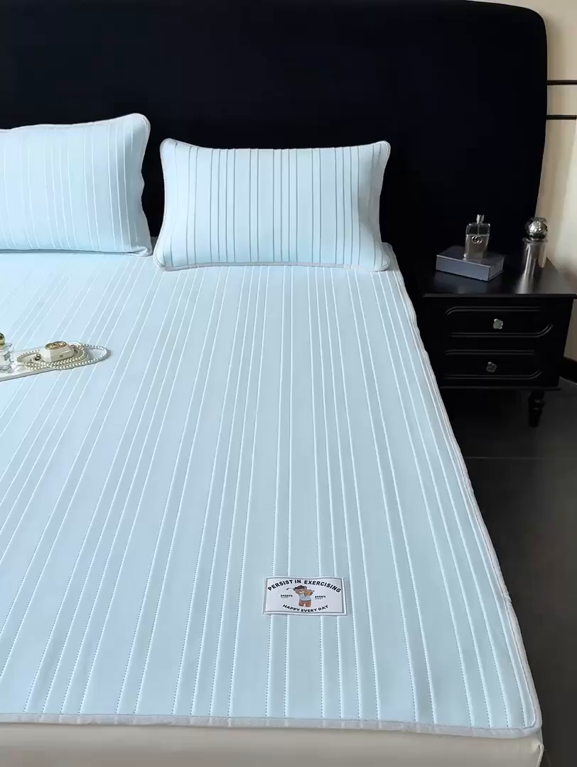 91家纺网 家纺一手货源 找家纺 麋兔 2026新款纯色朵朵小熊冰蚕丝软席 浅兰