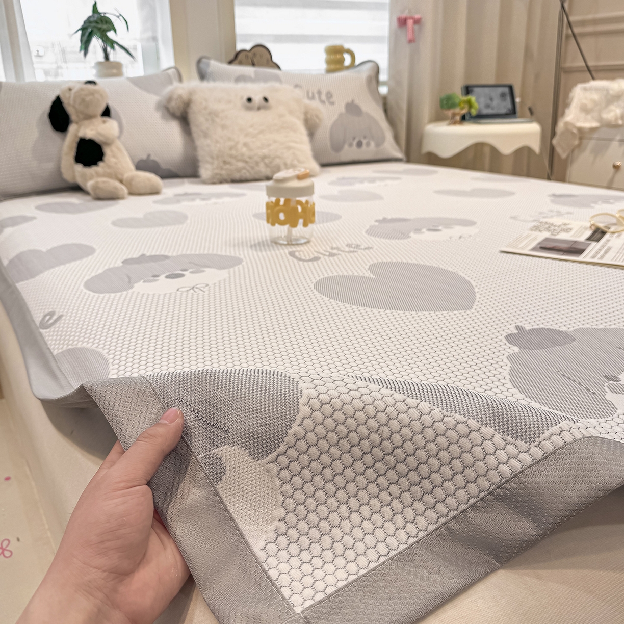 91家纺网 家纺一手货源 找家纺 眠势力 2026新款冰豆豆凉席三件套夏季冷感可机洗冰丝席软席子条席款 爱心狗-灰