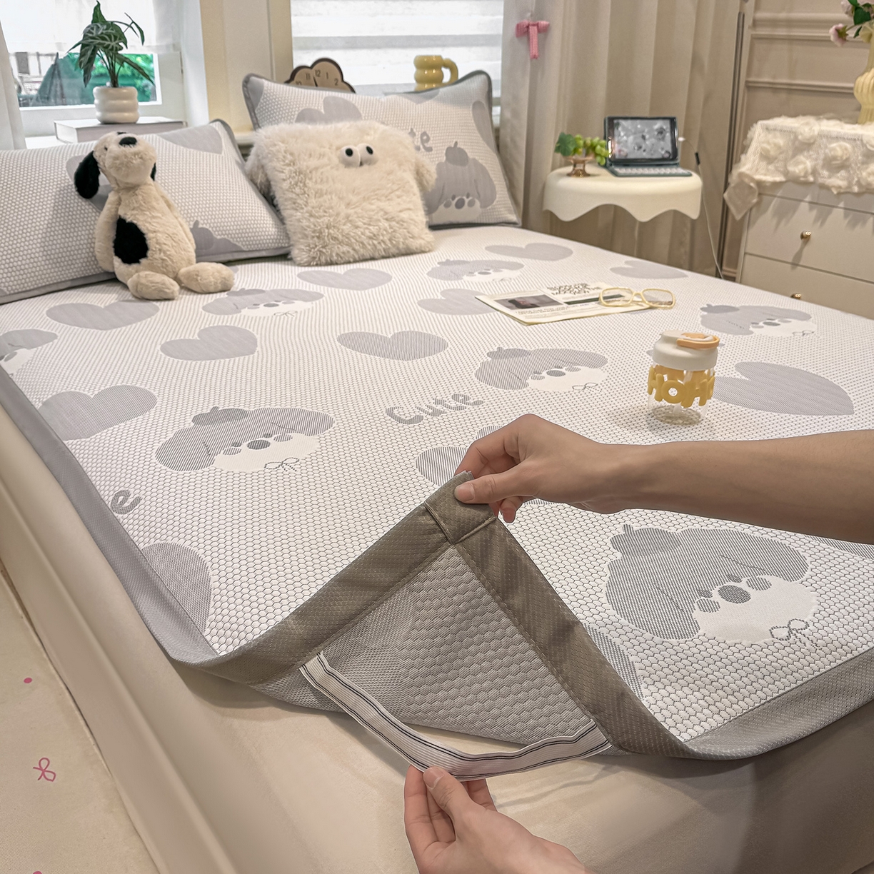 91家纺网 家纺一手货源 找家纺 眠势力 2026新款冰豆豆凉席三件套夏季冷感可机洗冰丝席软席子条席款 爱心狗-灰