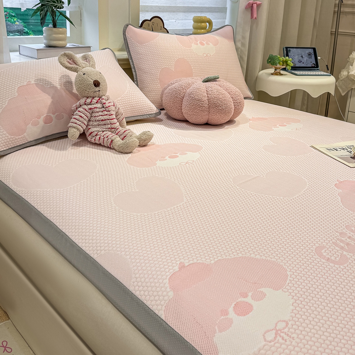 91家纺网 家纺一手货源 找家纺 眠势力 2026新款冰豆豆凉席三件套夏季冷感可机洗冰丝席软席子条席款 爱心狗-粉