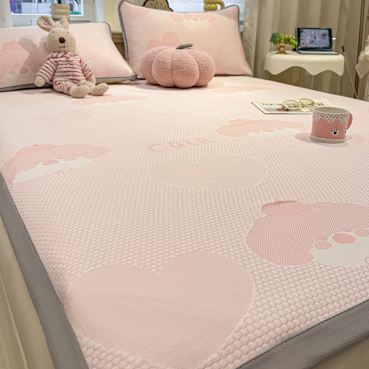 91家纺网 家纺一手货源 找家纺 眠势力 2026新款冰豆豆凉席三件套夏季冷感可机洗冰丝席软席子条席款 爱心狗-粉