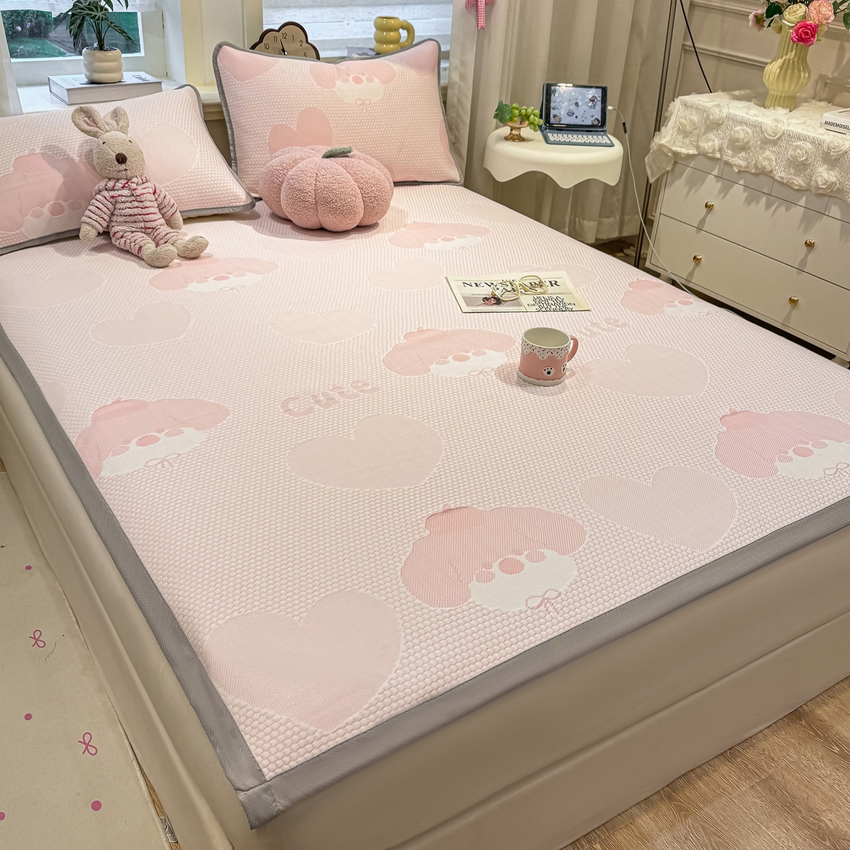 91家纺网 家纺一手货源 找家纺 眠势力 2026新款冰豆豆凉席三件套夏季冷感可机洗冰丝席软席子条席款 爱心狗-粉