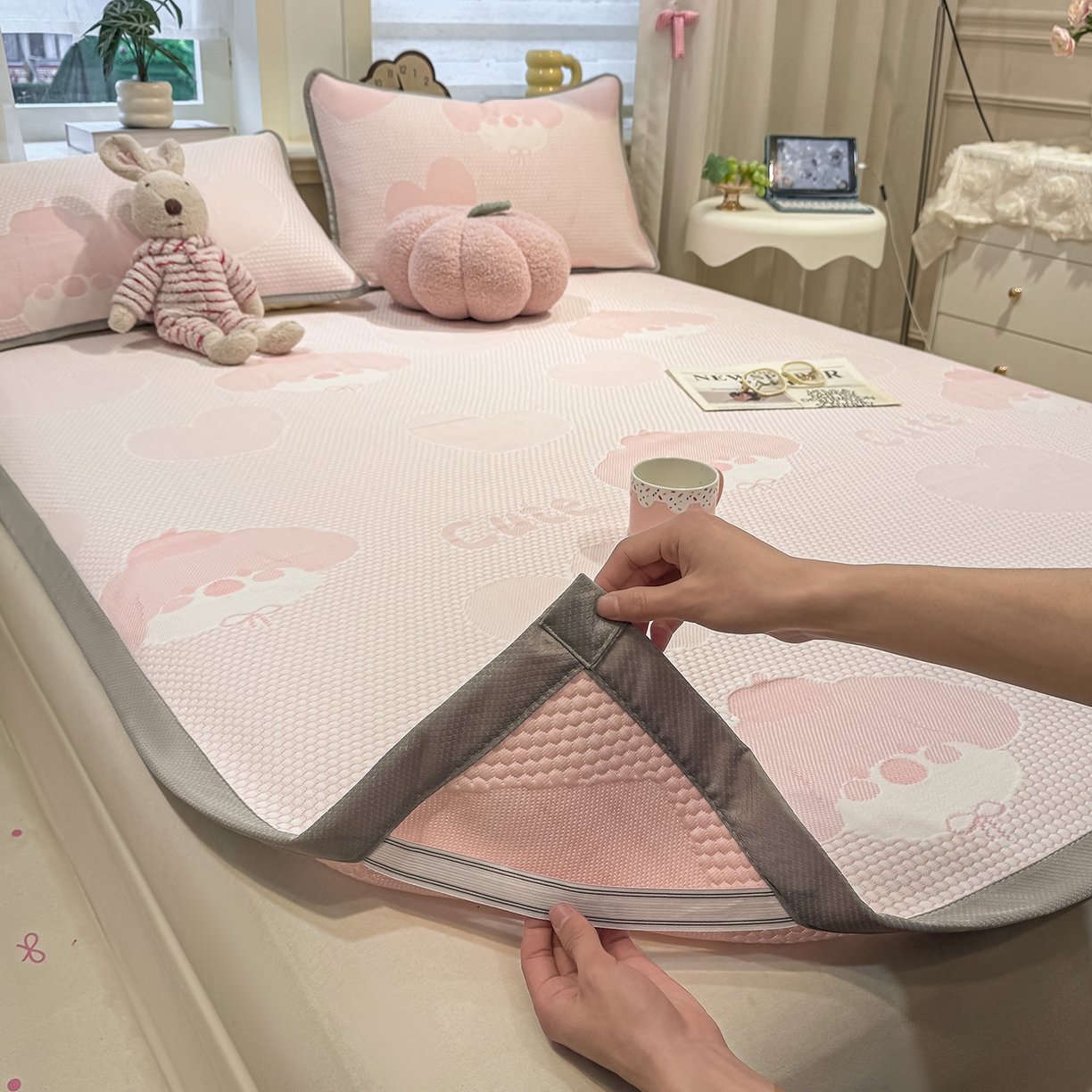 91家纺网 家纺一手货源 找家纺 眠势力 2026新款冰豆豆凉席三件套夏季冷感可机洗冰丝席软席子条席款 爱心狗-粉