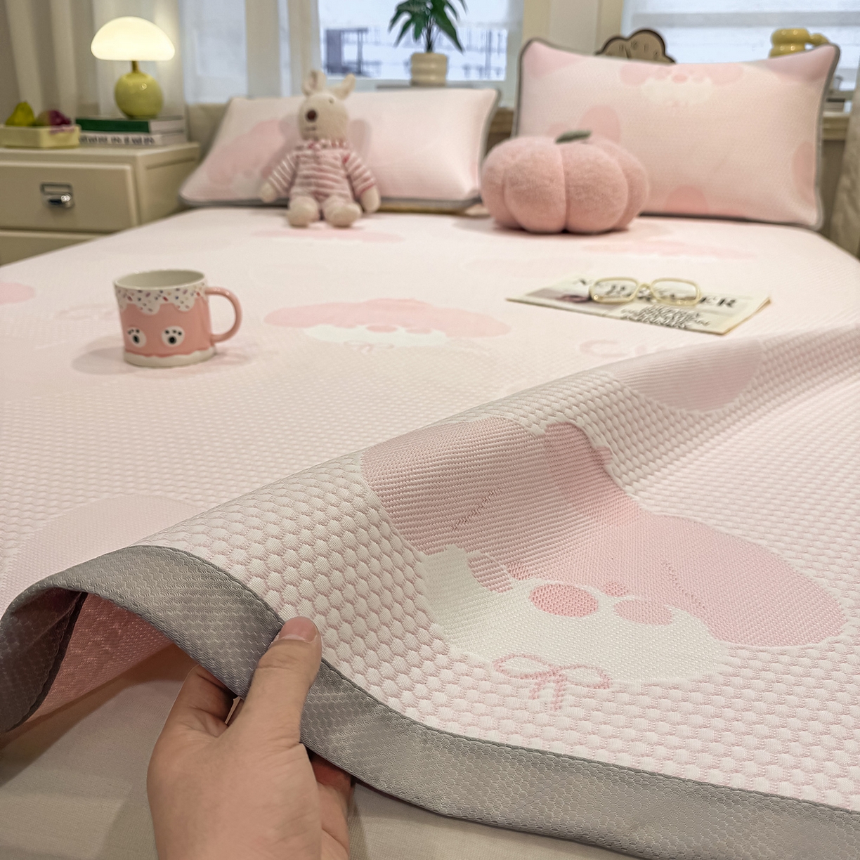 91家纺网 家纺一手货源 找家纺 眠势力 2026新款冰豆豆凉席三件套夏季冷感可机洗冰丝席软席子条席款 爱心狗-粉