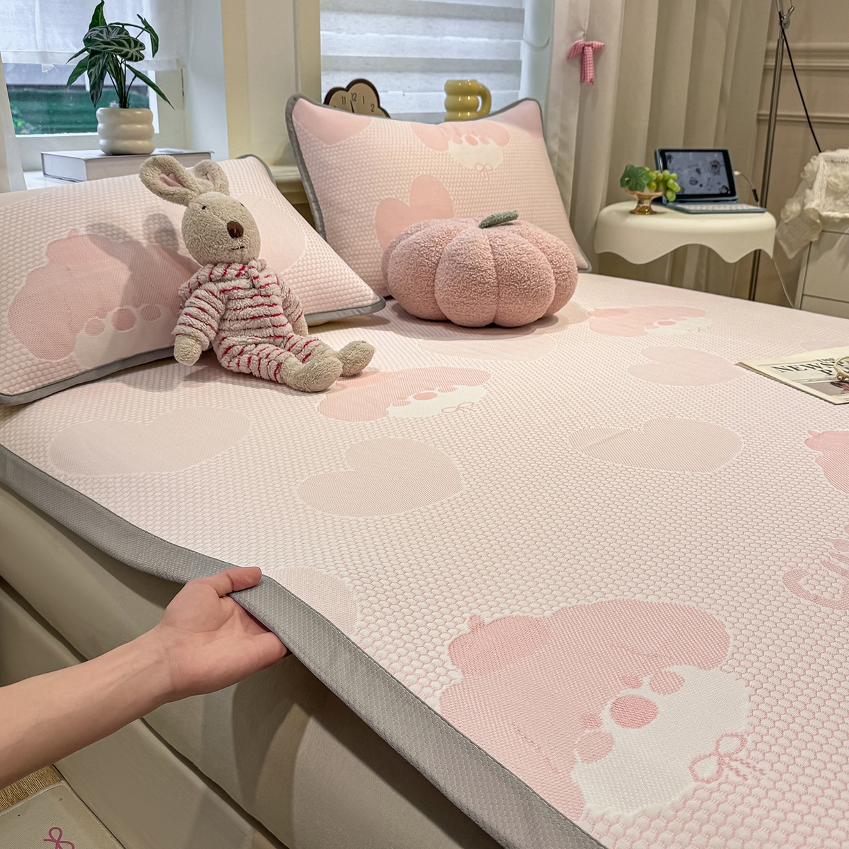 91家纺网 家纺一手货源 找家纺 眠势力 2026新款冰豆豆凉席三件套夏季冷感可机洗冰丝席软席子条席款 爱心狗-粉