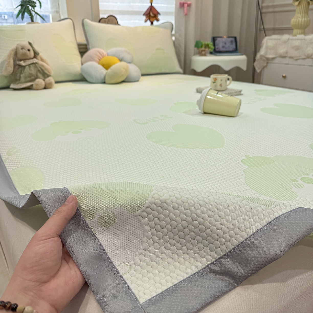 91家纺网 家纺一手货源 找家纺 眠势力 2026新款冰豆豆凉席三件套夏季冷感可机洗冰丝席软席子条席款 爱心狗-绿