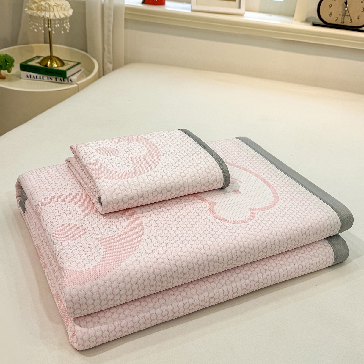 91家纺网 家纺一手货源 找家纺 眠势力 2026新款冰豆豆凉席三件套夏季冷感可机洗冰丝席软席子条席款 大牌熊-粉