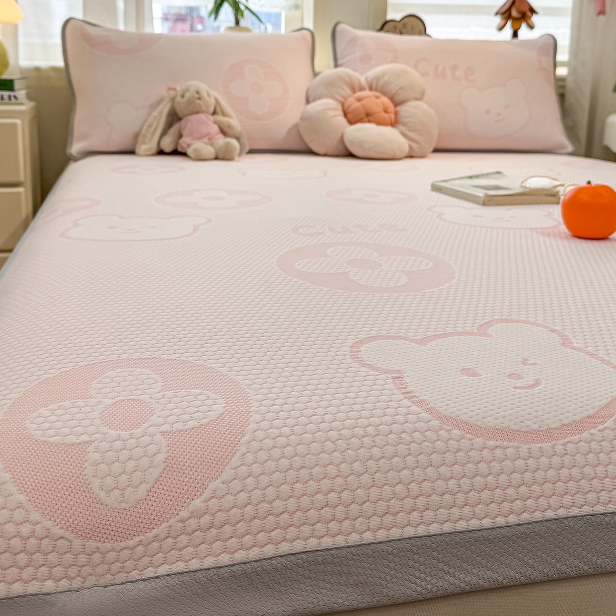 91家纺网 家纺一手货源 找家纺 眠势力 2026新款冰豆豆凉席三件套夏季冷感可机洗冰丝席软席子条席款 大牌熊-粉