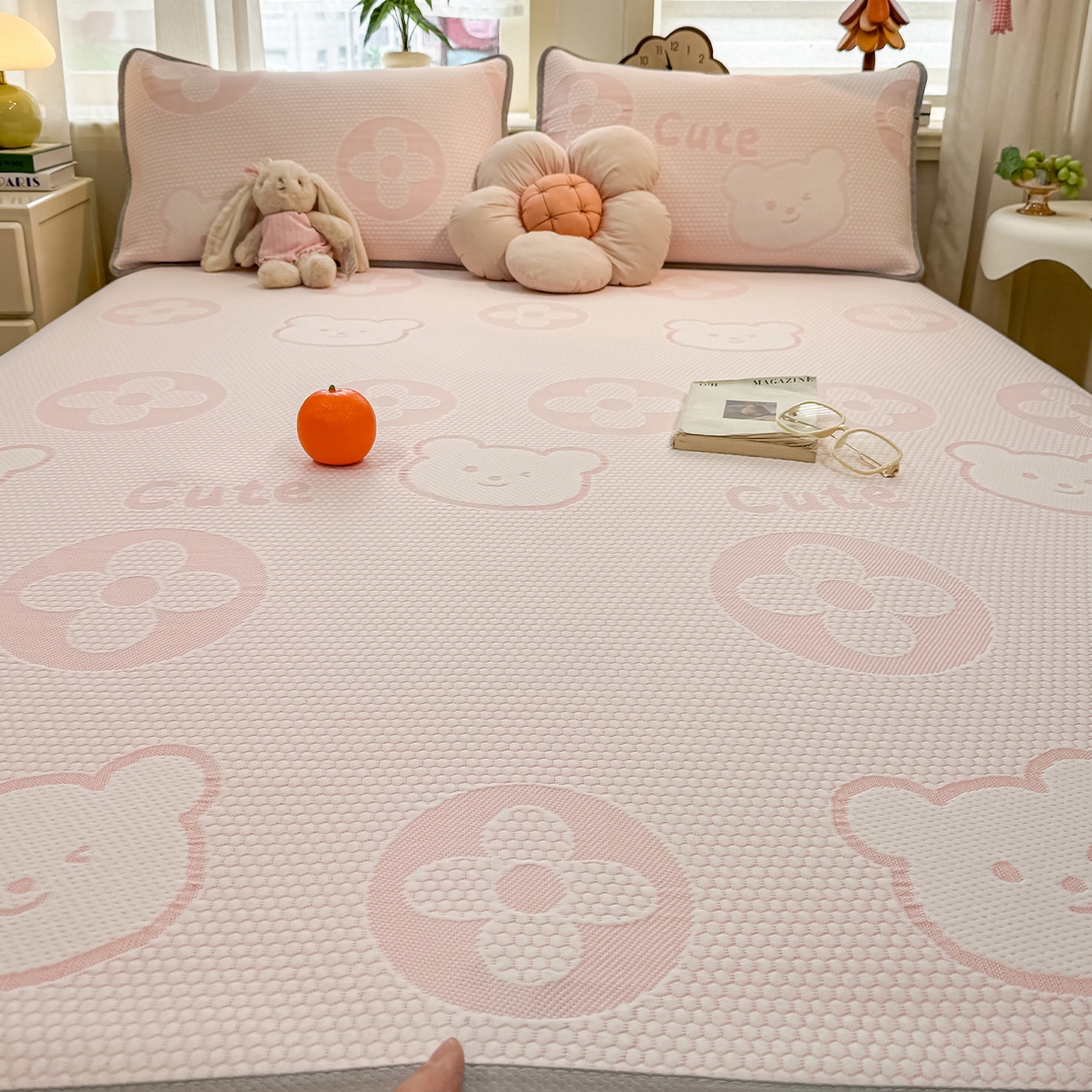 91家纺网 家纺一手货源 找家纺 眠势力 2026新款冰豆豆凉席三件套夏季冷感可机洗冰丝席软席子条席款 大牌熊-粉