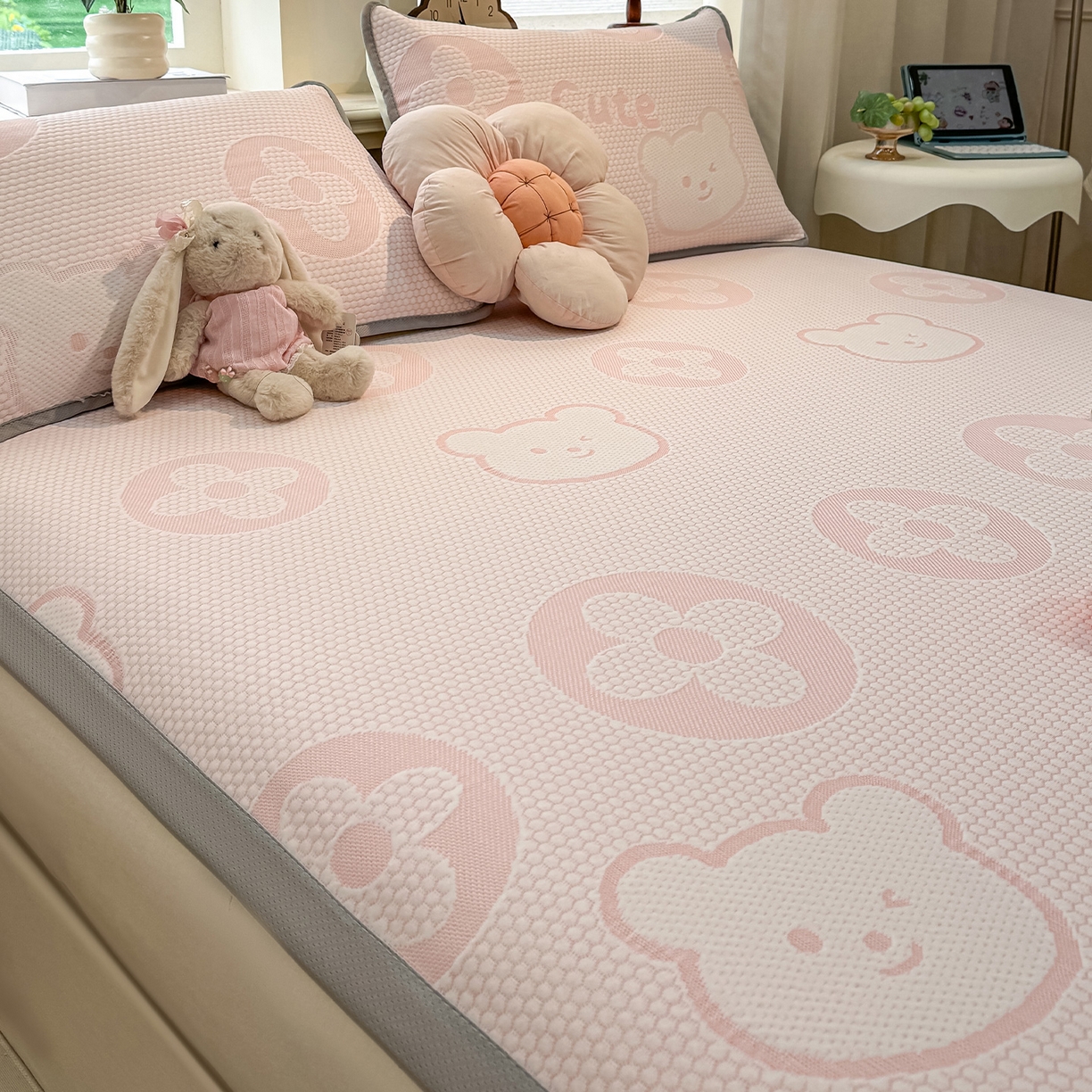 91家纺网 家纺一手货源 找家纺 眠势力 2026新款冰豆豆凉席三件套夏季冷感可机洗冰丝席软席子条席款 大牌熊-粉