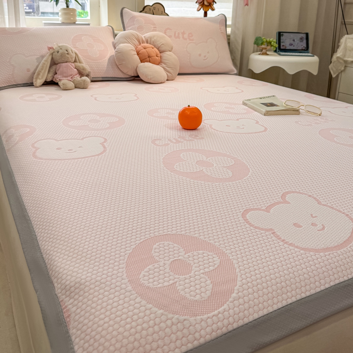 91家纺网 家纺一手货源 找家纺 眠势力 2026新款冰豆豆凉席三件套夏季冷感可机洗冰丝席软席子条席款 大牌熊-粉