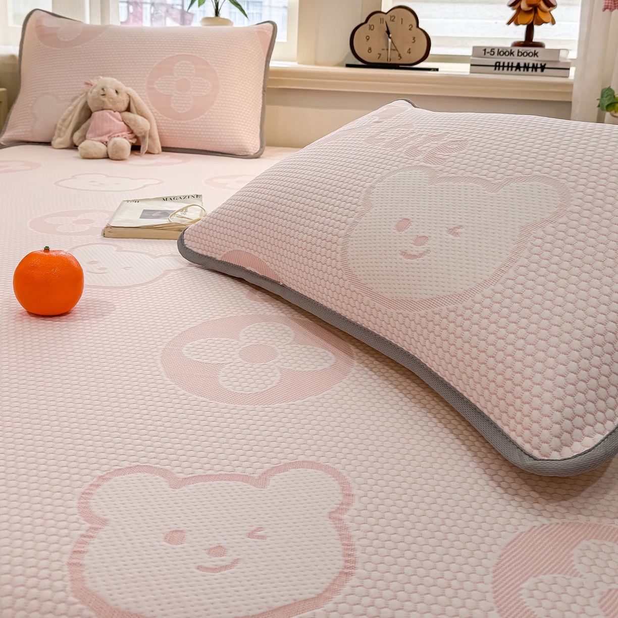 91家纺网 家纺一手货源 找家纺 眠势力 2026新款冰豆豆凉席三件套夏季冷感可机洗冰丝席软席子条席款 大牌熊-粉