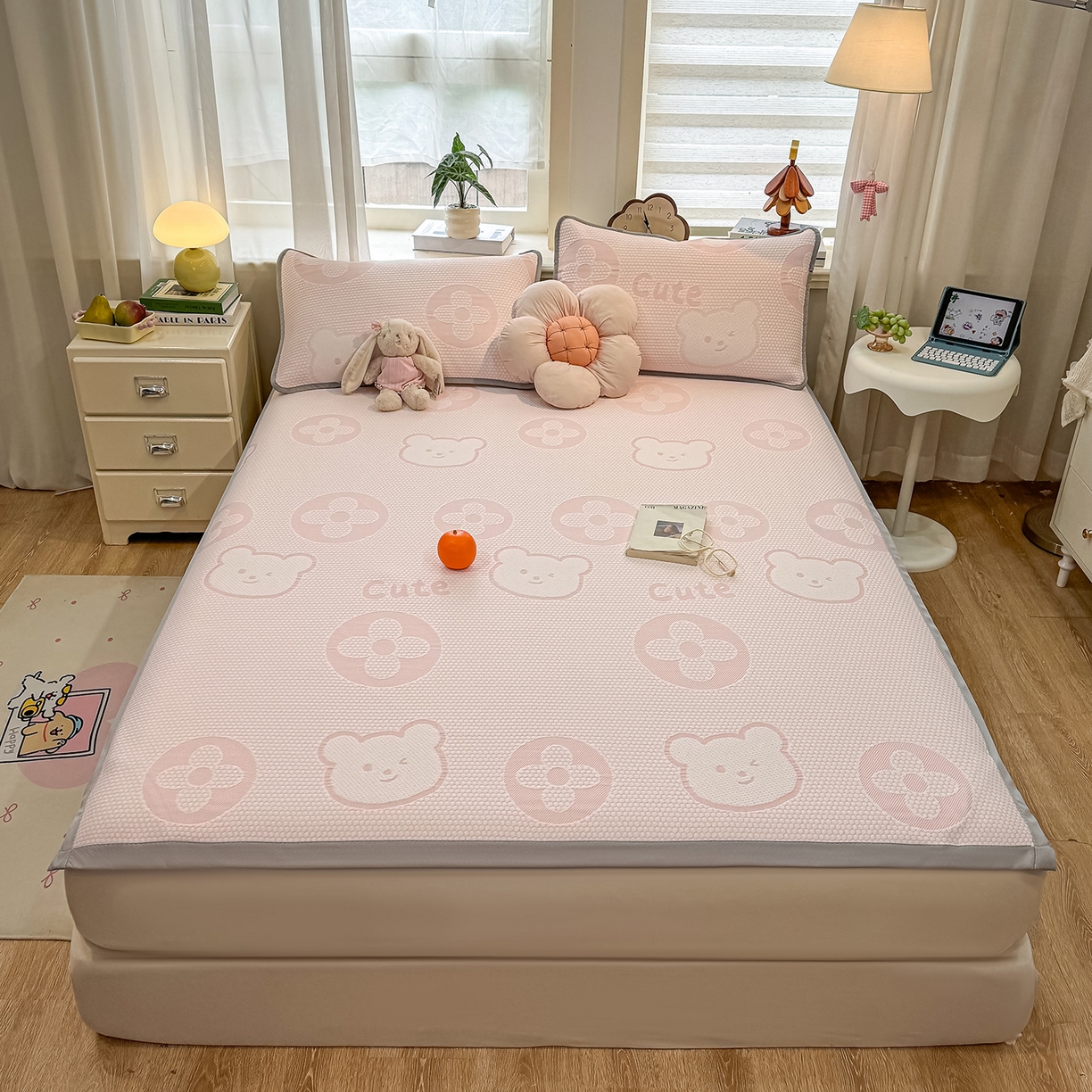 91家纺网 家纺一手货源 找家纺 眠势力 2026新款冰豆豆凉席三件套夏季冷感可机洗冰丝席软席子条席款 大牌熊-粉