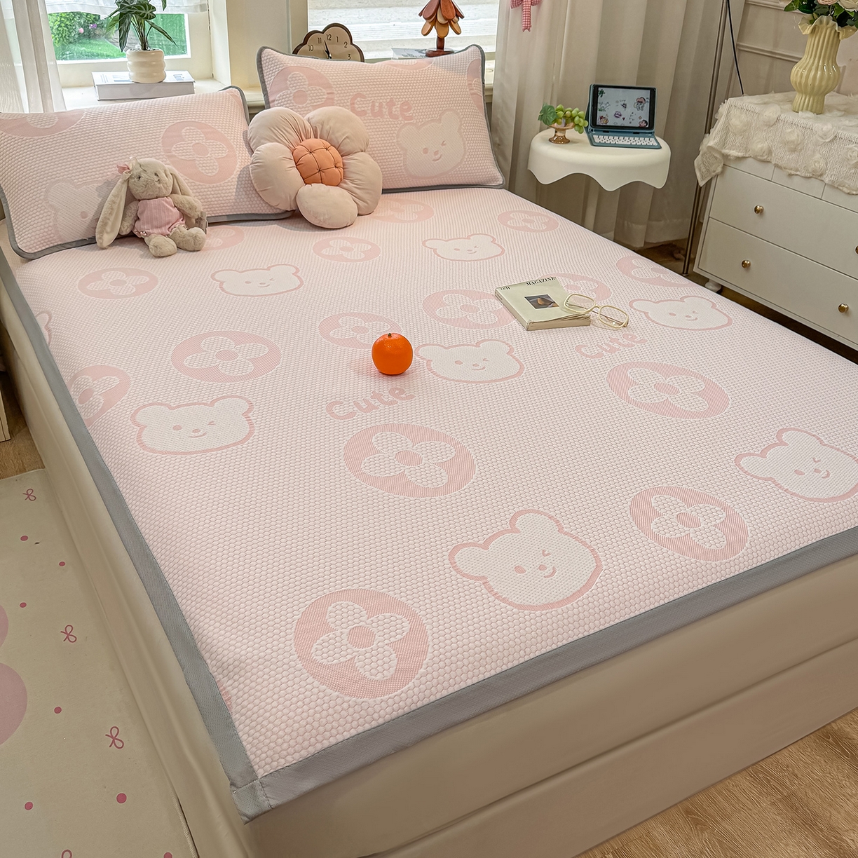 91家纺网 家纺一手货源 找家纺 眠势力 2026新款冰豆豆凉席三件套夏季冷感可机洗冰丝席软席子条席款 大牌熊-粉