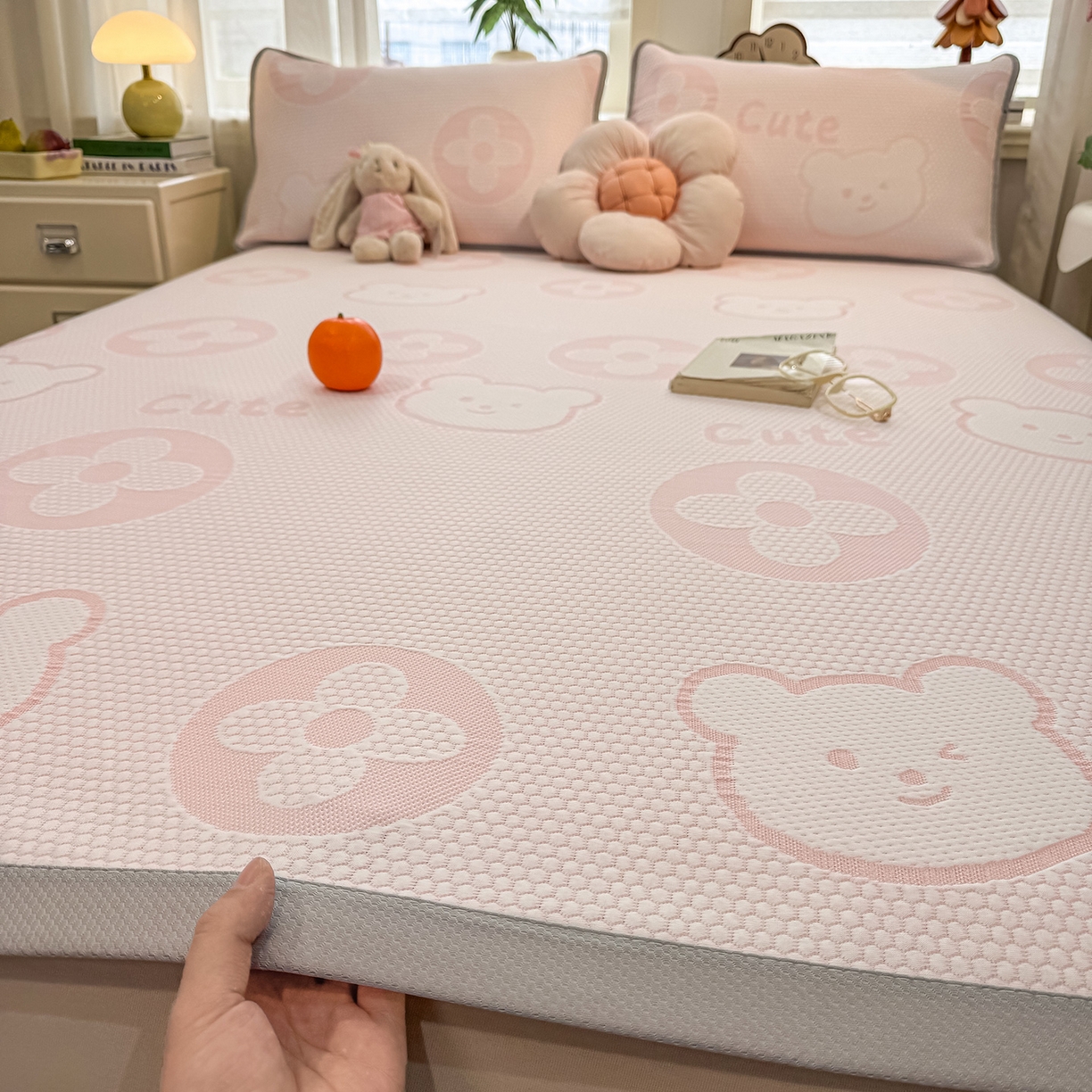 91家纺网 家纺一手货源 找家纺 眠势力 2026新款冰豆豆凉席三件套夏季冷感可机洗冰丝席软席子条席款 大牌熊-粉