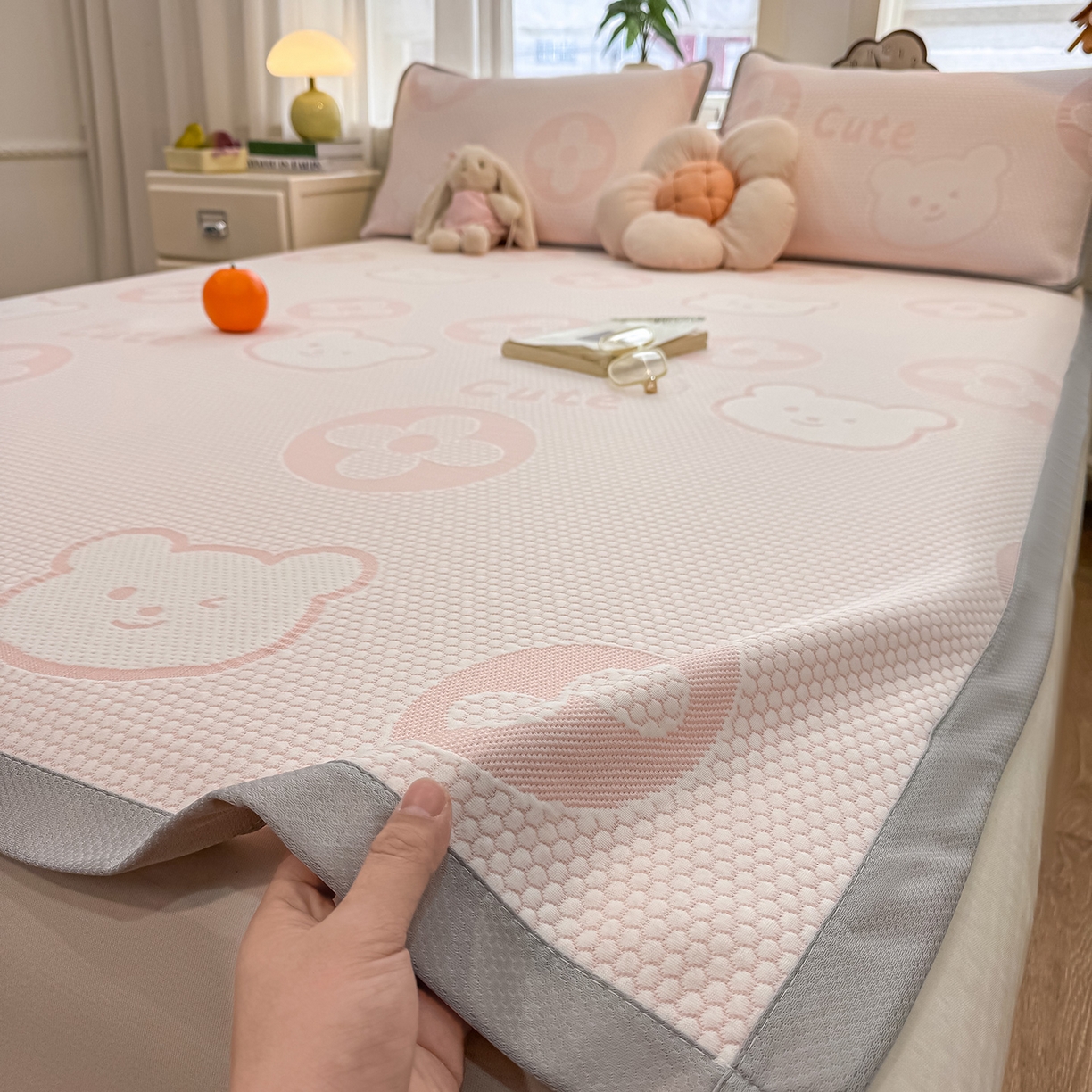 91家纺网 家纺一手货源 找家纺 眠势力 2026新款冰豆豆凉席三件套夏季冷感可机洗冰丝席软席子条席款 大牌熊-粉