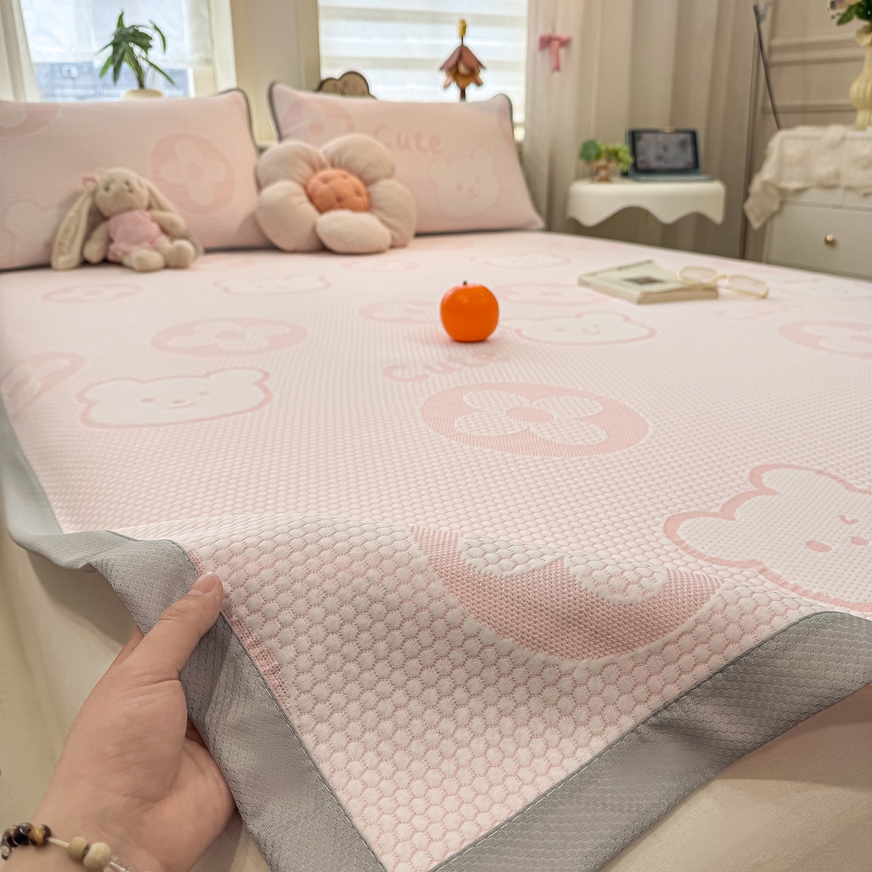 91家纺网 家纺一手货源 找家纺 眠势力 2026新款冰豆豆凉席三件套夏季冷感可机洗冰丝席软席子条席款 大牌熊-粉