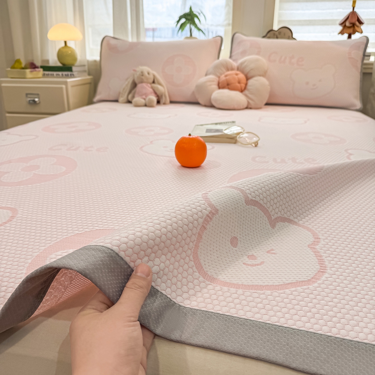 91家纺网 家纺一手货源 找家纺 眠势力 2026新款冰豆豆凉席三件套夏季冷感可机洗冰丝席软席子条席款 大牌熊-粉