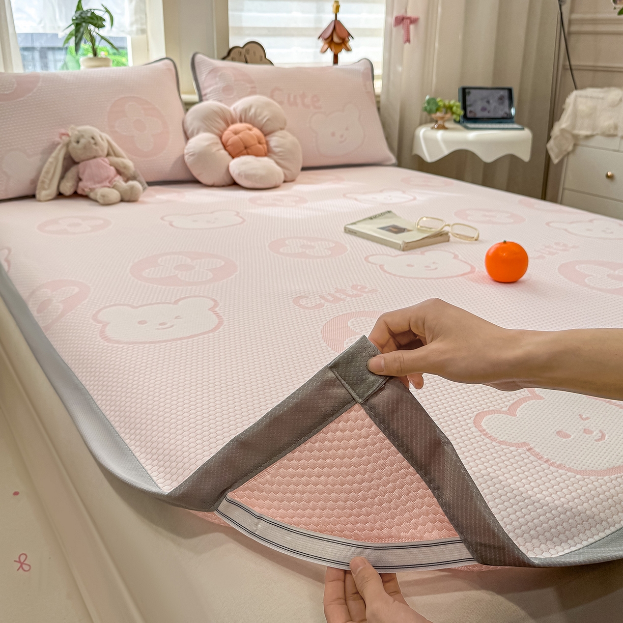 91家纺网 家纺一手货源 找家纺 眠势力 2026新款冰豆豆凉席三件套夏季冷感可机洗冰丝席软席子条席款 大牌熊-粉