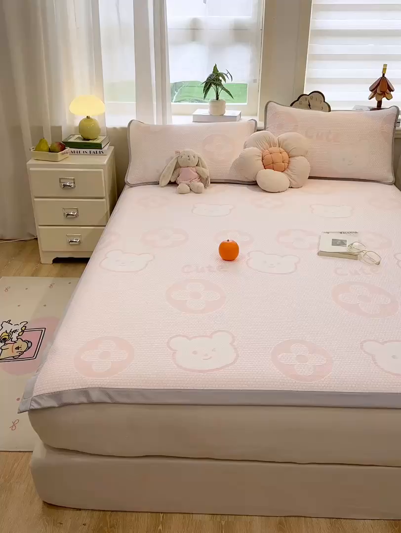 91家纺网 家纺一手货源 找家纺 眠势力 2026新款冰豆豆凉席三件套夏季冷感可机洗冰丝席软席子条席款 大牌熊-粉