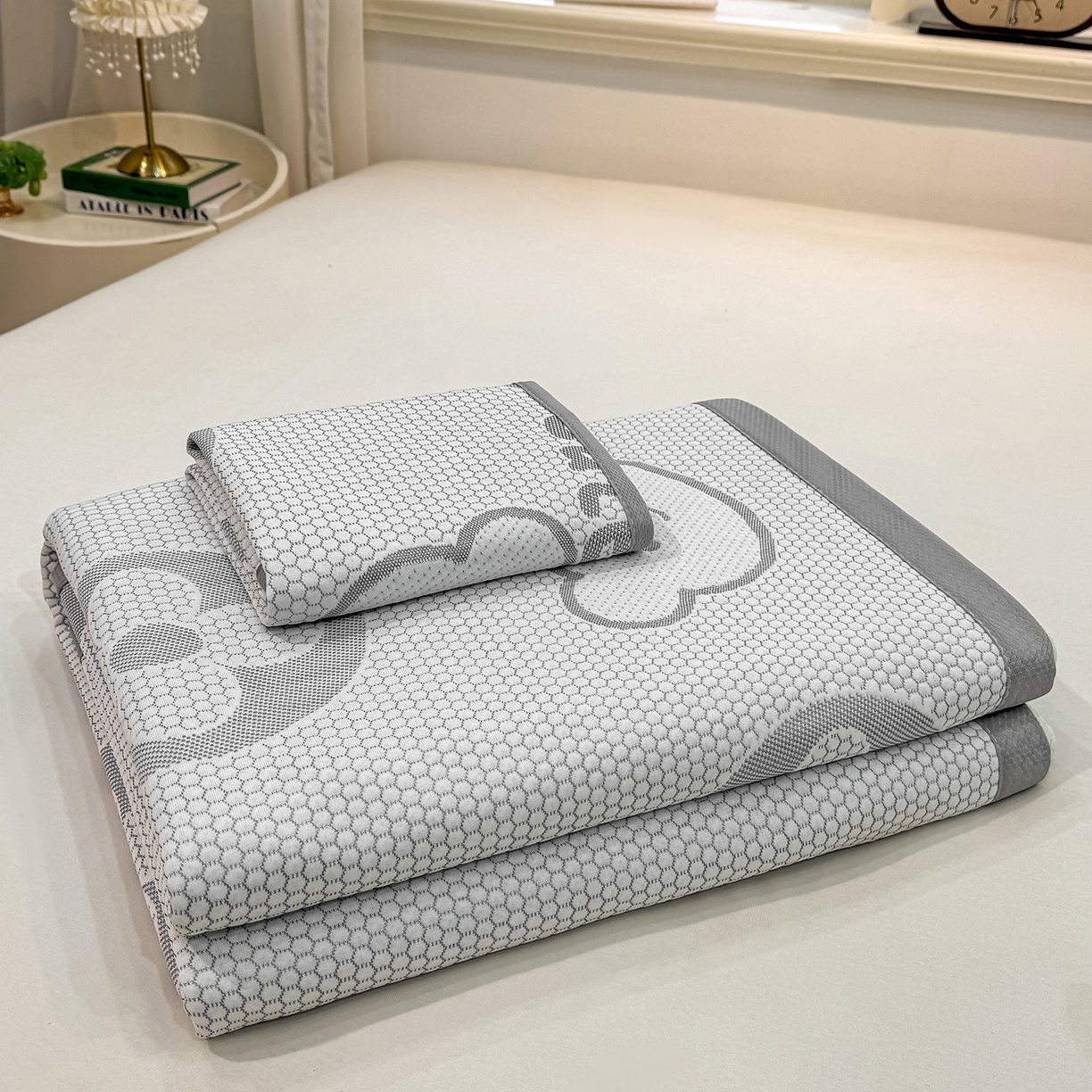 91家纺网 家纺一手货源 找家纺 眠势力 2026新款冰豆豆凉席三件套夏季冷感可机洗冰丝席软席子条席款 大牌熊-灰